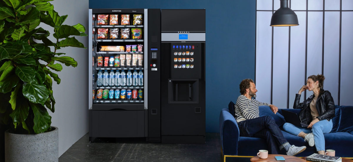 Αυτόματος πωλητής snacks και αναψυκτικών δίπλα σε μηχάνημα καφέ σε επαγγελματικό χώρο